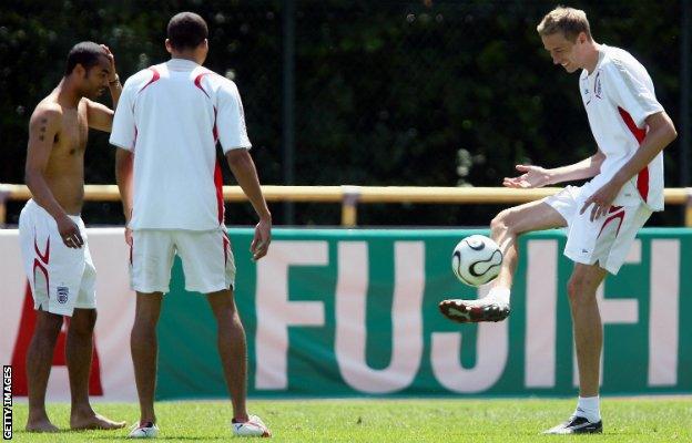 Ashley Cole and Jermaine Jenas play keepie-uppies with Peter Crouch while on England duty