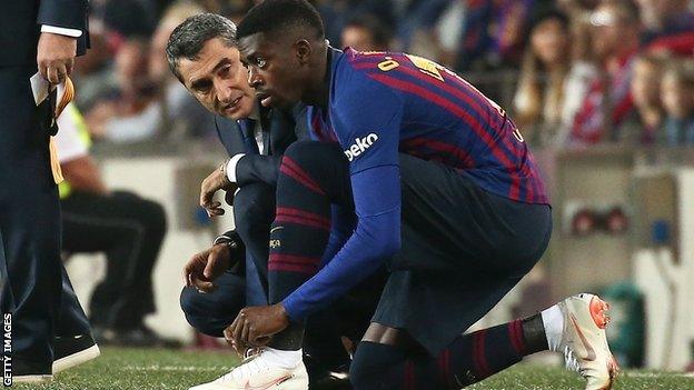 Ernesto Valverde talks to Ousmane Dembele on the touchline