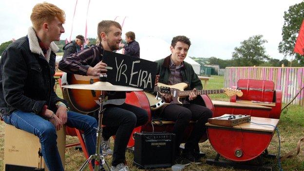 Yr Eira'n edrych ymlaen am sesiwn yng Nghaffi Maes B // Members of Welsh band, Yr Eira prepare for a session at Caffi Maes B