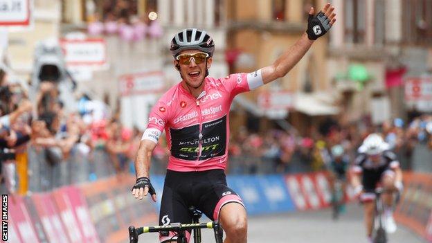 Simon Yates celebrates winning stage 11 of the Giro d'Italia