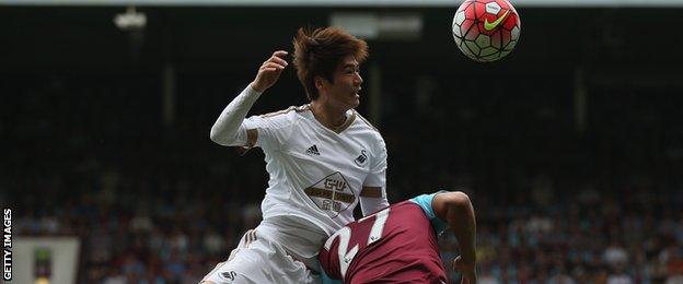 Ki Sung-yueng wins a header