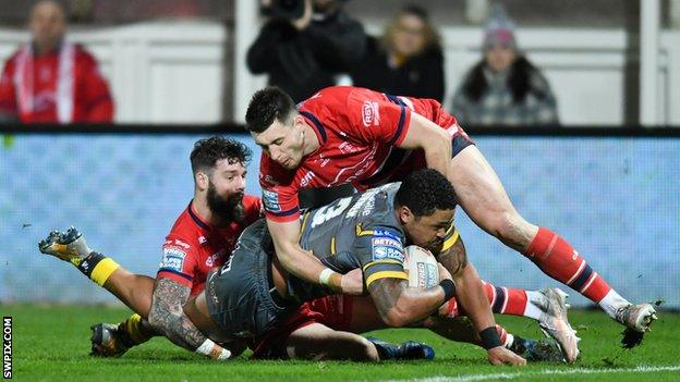 Jordan Turner scores against Hull KR