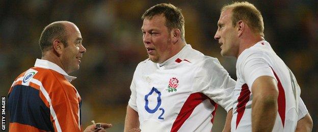 Referee Paddy O'Brien speaks to Steve Thompson and Lawrence Dallaglio of England