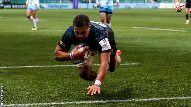 Ollie Lawrence scores a try for Worcester