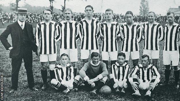 Fred Spiksley (left) with the FC Nurnberg team