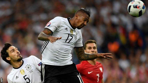 Jerome Boateng (centre)