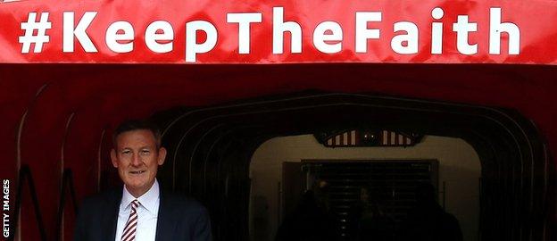 Sunderland's tunnel message of #keepthefaith above owner Ellis Short