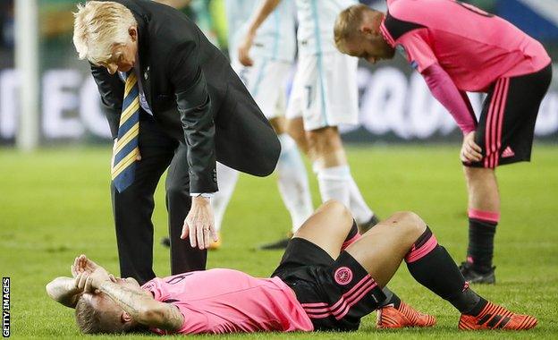 Gordon Strachan consoles Leigh Griffiths at full-time in Slovenia