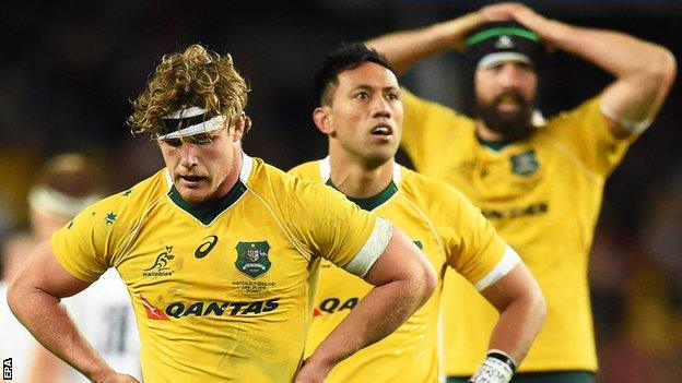 Michael Hooper and Australian team-mates look dejected