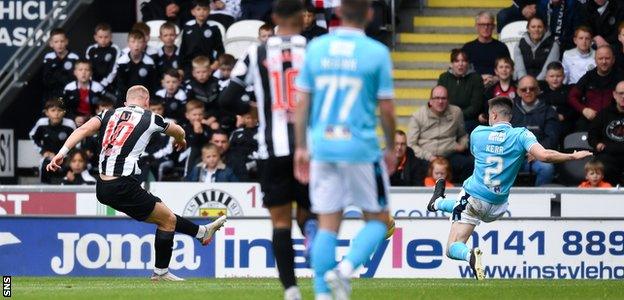 Curtis Main scores for St Mirren against Dundee