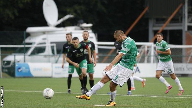 Greg Draper won and scored a penalty to put New Saints in front