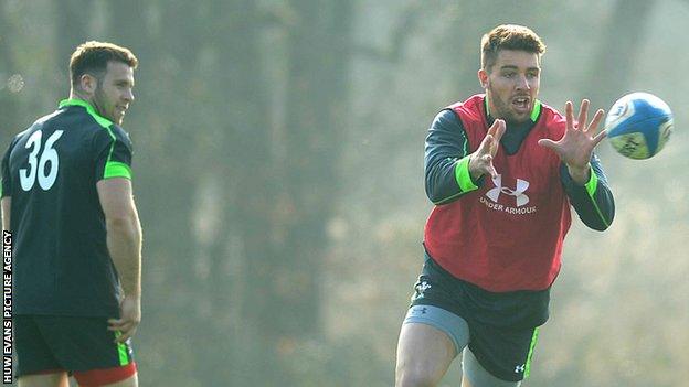 Gareth Davies watches Rhys Webb take a pass during Wales training