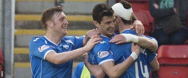 St Johnstone's Graham Cummins (2nd from left) celebrates his goal