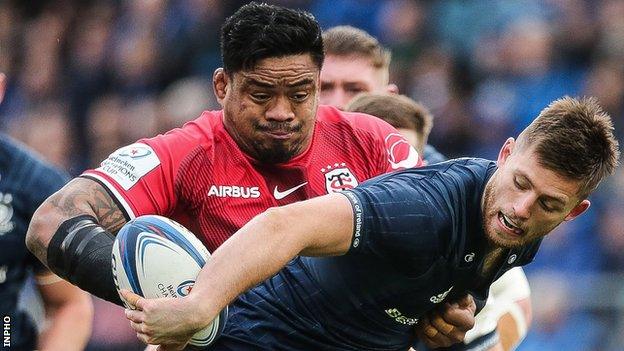 Leinster fly-half Ross Byrne battles with Toulouse's Joe Tekori