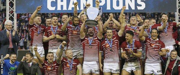 Sean O'Loughlin lifts the World Club Challenge trophy