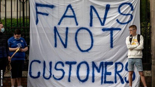 Chelsea fans protest against the European Super League