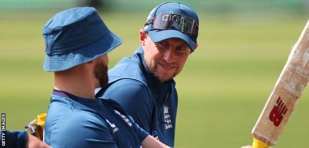 Joe Root chats to Ben Duckett during training