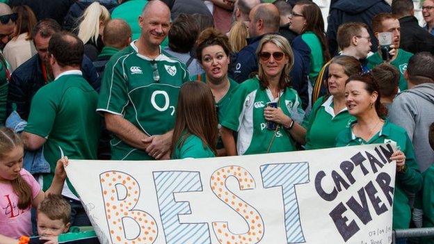 Ireland fans display Rory Best banner