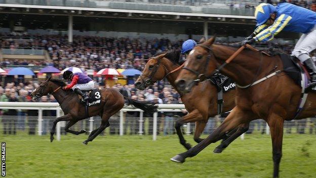 Dartmouth (left) wins the Yorkshire Cup