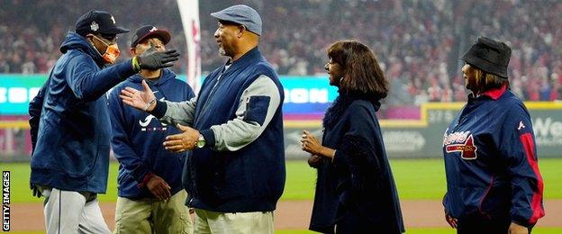 Houston Astros manager Dusty Baker greets Hank Aaron Jr and his siblings