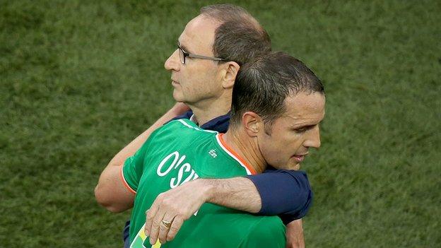 John O'Shea embraces Martin O'Neill after his substitution at the Aviva Stadium