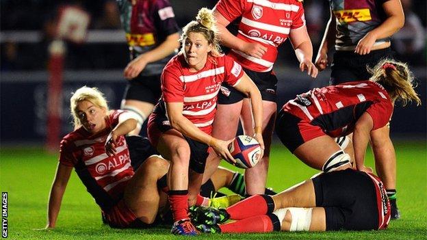 Natasha Hunt retrieves the ball from the ruck