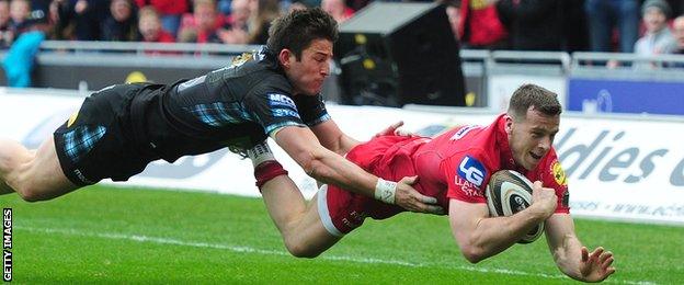 Gareth Davies playing for Scarlets against Glasgow