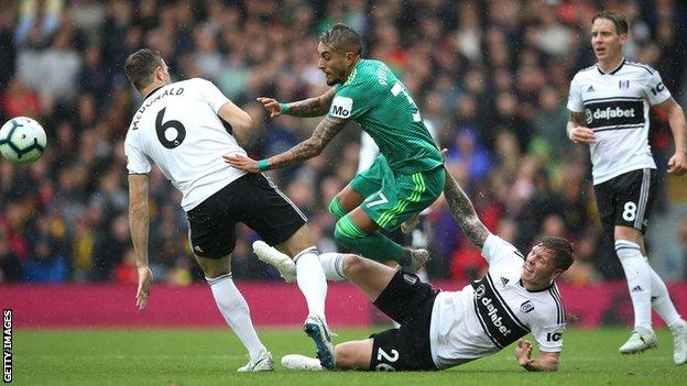 Alfie Mawson fouls Roberto Pereyra