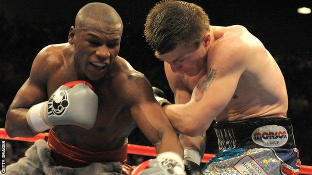 Floyd Mayweather fighting against Ricky Hatton