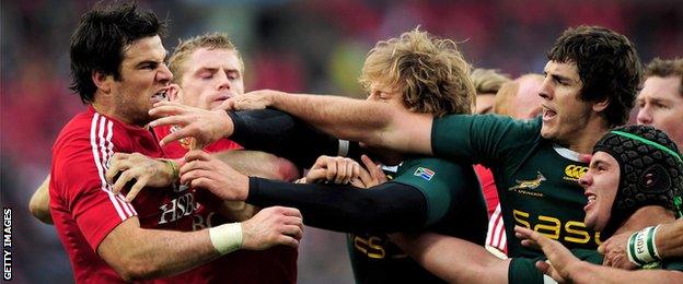 Mike Phillips scuffles with South African players during the third Lions Test in 2009