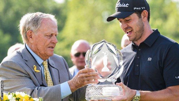 Jack Nicklaus presents the winning trophy to 2019 champion Patrick Cantlay