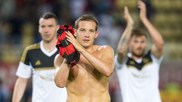 Aberdeen's Peter Pawlett applauds the Aberdeen fans