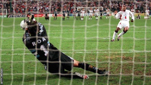 Carlos Roa saves Paul Ince's penalty