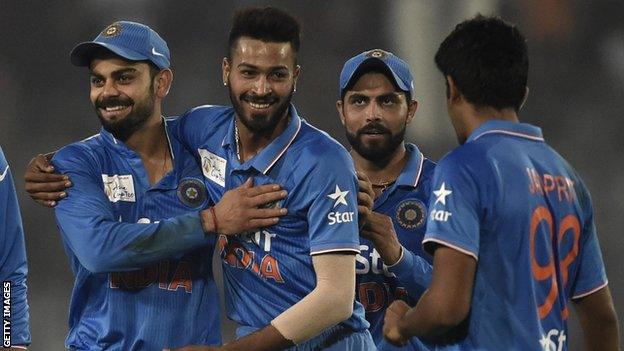 Hardik Pandya (centre) celebrates