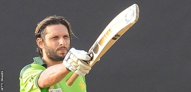 Shahid Afridi celebrates bringing up his century