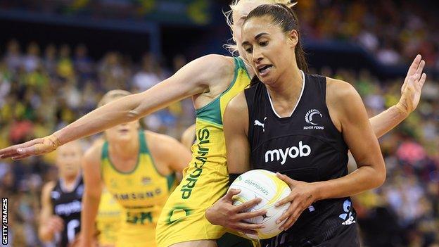 Maria Folau playing netball for New Zealand