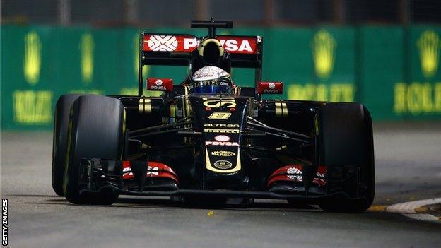 Romain Grosjean driving in the Singapore grand prix