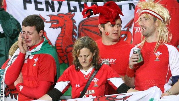 Wales rugby fans endure the defeat in the 20121 Rugby World Cup semi-final