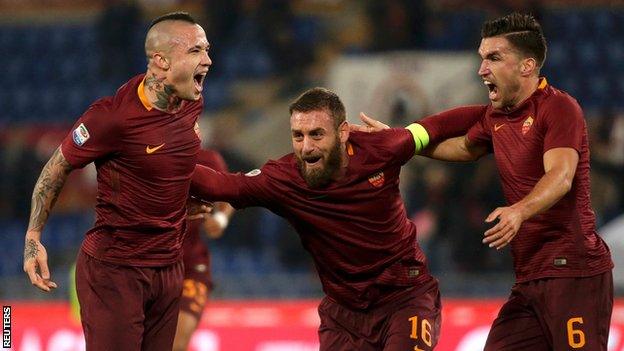 Roma celebrate Radja Nainggolan's goal against Milan