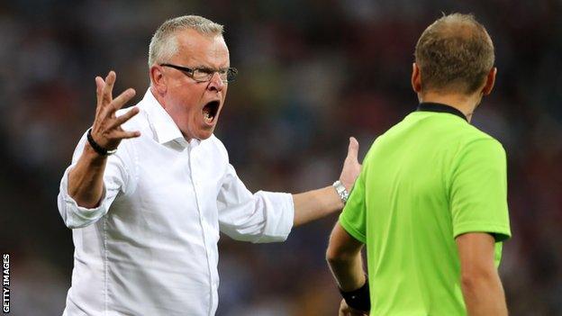 Sweden manager Janne Andersson complains to the fourth official