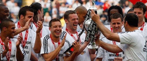 Kevin Nolan lifts the Championship title in 2010