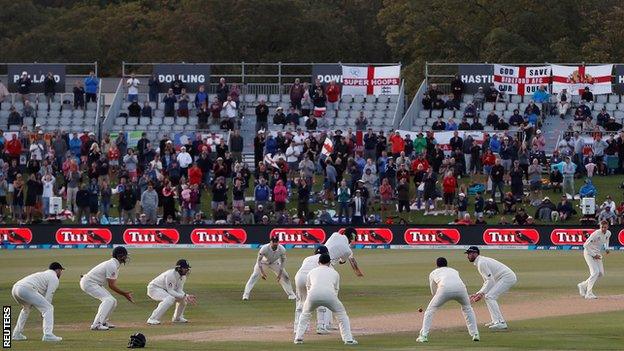 England bowl to New Zealand