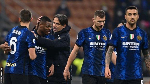 Simeone Inzaghi (centre) celebrates with Inter players