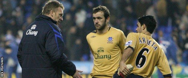 Davie Moyes passes instructions to James McFadden and Mikel Arteta at Everton