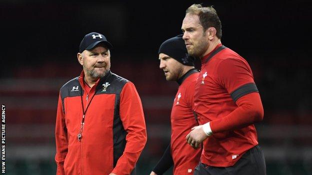 Wayne Pivac, Hadleigh Parkes and Alun Wyn Jones in training