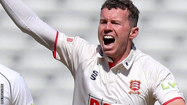 Peter Siddle in action for Essex