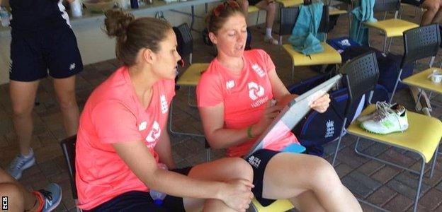 Heather Knight explains tactics to a team-mate