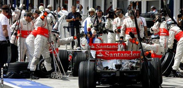 Fernando Alonso and Lewis Hamilton in the pits at the 2007 Hungarian Grand Prix