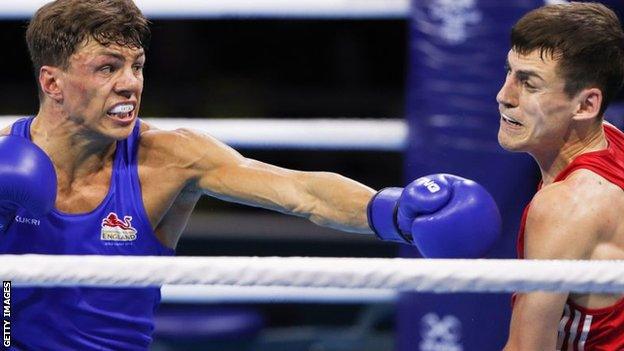 Pat McCormack and Aidan Walsh fighting in the final of the 2018 Commonwealth Games