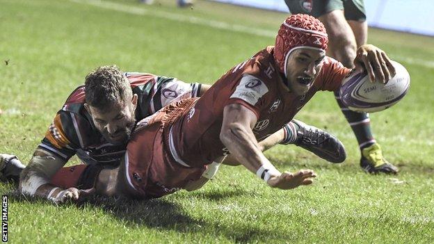 Gabin Villiere scores a try for Toulon